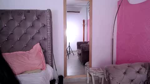 arialujuria online show from October 3, 3:11 am