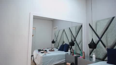 ariawillss online show from December 20, 1:15 pm