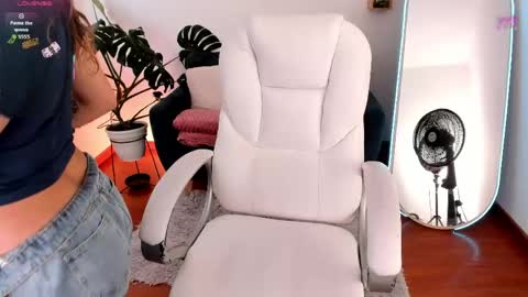 Ari  online show from May 6, 7:40 pm