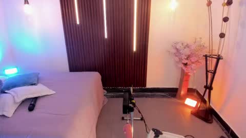  Arianna  online show from May 8, 6:10 pm