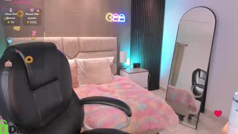 Ari  online show from March 26, 9:05 pm