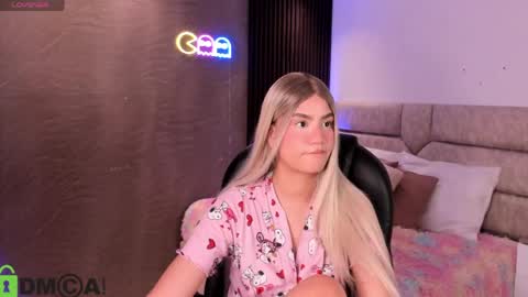 Ari  online show from April 3, 9:24 pm