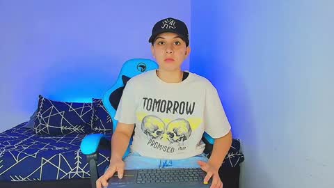 Snapshot of arontroy_wi chatting on January 9, 10:09 pm noah and ivy online show from January 9, 10:09 pm