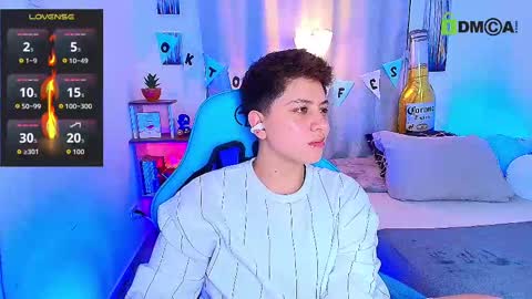 Snapshot of arontroy_wi chatting on September 26, 11:02 pm noah and ivy online show from September 26, 11:02 pm