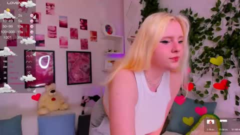 art_lovee_ online show from March 19, 1:32 am