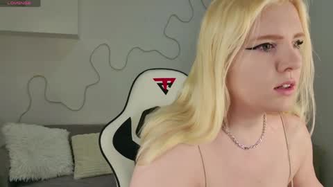 art_lovee_ online show from April 4, 1:15 am