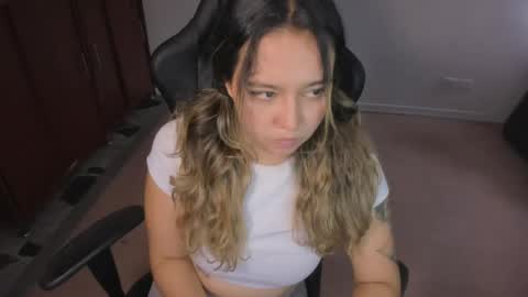 ash_smith1 online show from May 21, 7:56 pm