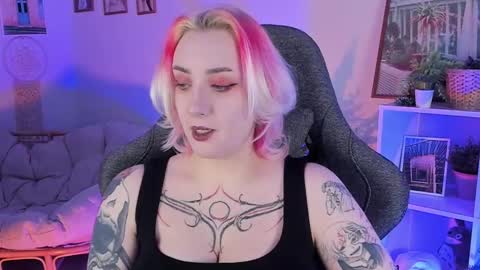 Snapshot of asheluck chatting on February 28, 2:20 am AshleyAshe online show from February 28, 2:20 am