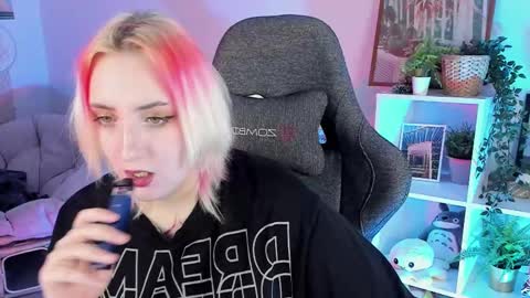 Snapshot of asheluck chatting on March 3, 2:11 am AshleyAshe online show from March 3, 2:11 am