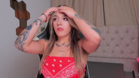 Ashley Lauren online show from December 6, 4:03 am