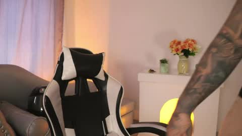 Ashley Lauren online show from April 29, 8:14 pm