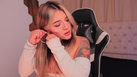 Ashley Lauren online show from December 5, 3:48 am