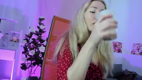 astramonroe online show from May 19, 7:15 am
