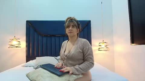 Aura Evans online show from September 18, 12:15 pm