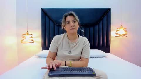 Aura Evans online show from September 24, 12:15 pm