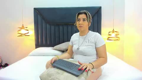 Aura Evans online show from September 15, 8:16 pm