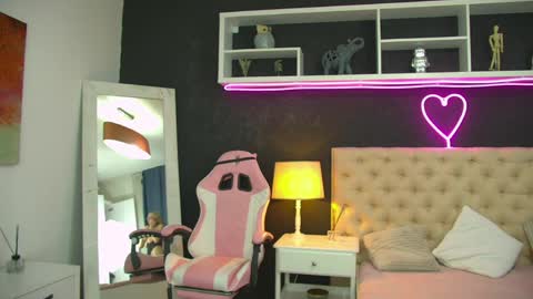auramilff online show from May 5, 4:32 pm