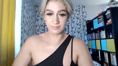 Snapshot of aurelyie chatting on December 15, 11:45 am Aurelyie online show from December 15, 11:45 am