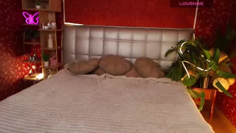 Snapshot of aurora_aksness chatting on February 26, 2:27 pm Aurora online show from February 26, 2:27 pm