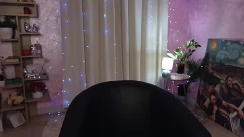 Snapshot of aurora_aksness chatting on December 11, 10:36 am Aurora online show from December 11, 10:36 am