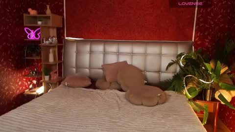 Snapshot of aurora_aksness chatting on March 3, 7:37 am Aurora online show from March 3, 7:37 am