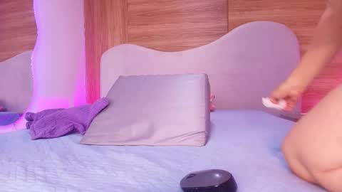 auroraa_miller online show from March 25, 3:01 am