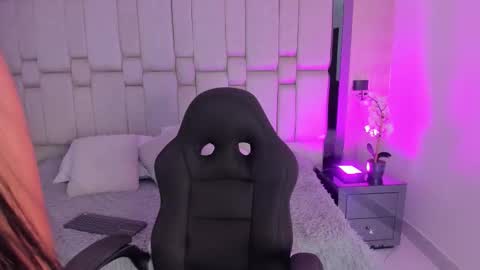 Aurora  online show from October 11, 11:40 pm