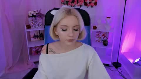 aurorawrenfield online show from October 27, 10:22 am