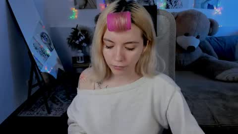 aurorawrenfield online show from April 10, 4:29 am