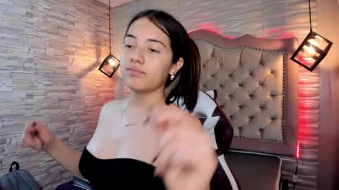 Snapshot of ava_broown chatting on January 7, 7:49 pm online show from January 7, 7:49 pm