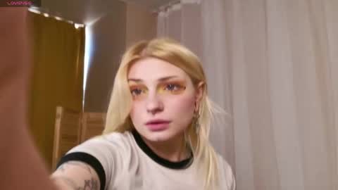 Ava online show from May 14, 1:39 pm