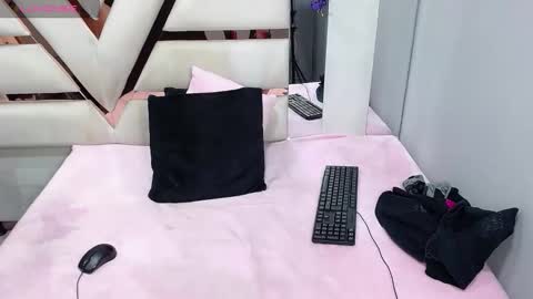 avi_thomsonn_ online show from May 14, 3:01 am