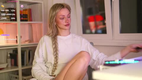 Snapshot of babeholly chatting on October 24, 6:48 pm Hey  Im your angel Holly online show from October 24, 6:48 pm