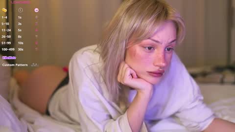 Snapshot of babeholly chatting on October 26, 9:54 pm Hey  Im your angel Holly online show from October 26, 9:54 pm