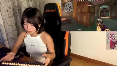 Snapshot of babiej_ chatting on February 18, 6:28 pm Jialyn online show from February 18, 6:28 pm