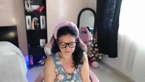 Snapshot of bailarina_atrevida chatting on February 17, 1:11 pm sandra online show from February 17, 1:11 pm