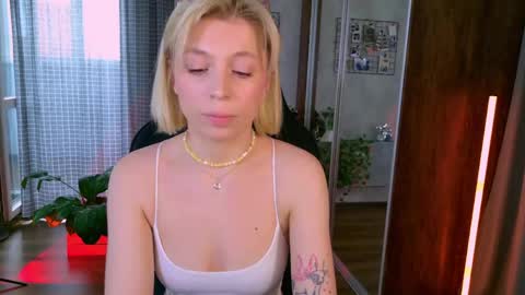 Elly online show from May 8, 3:32 am