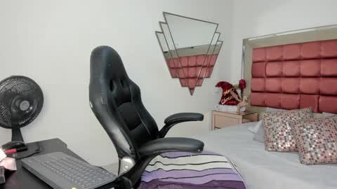 Snapshot of barbaraknox_ chatting on December 12, 6:10 pm Barbara online show from December 12, 6:10 pm