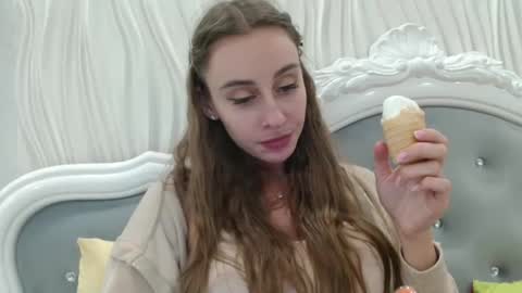 Kate online show from May 6, 8:02 pm