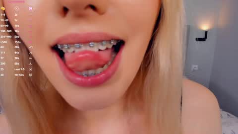 Mia online show from May 24, 5:45 pm