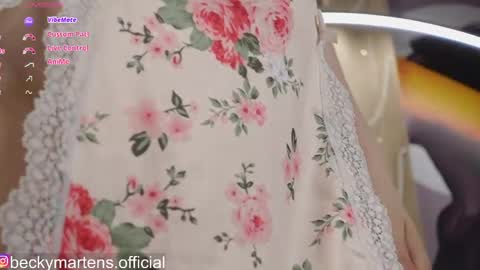 BeckyMartens come join me on    while im offline here  online show from May 23, 3:27 am