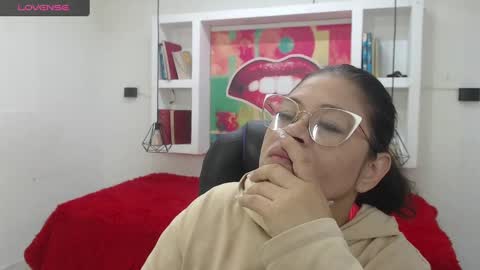 Snapshot of bella_lady_1_ chatting on September 9, 11:32 am lady online show from September 9, 11:32 am