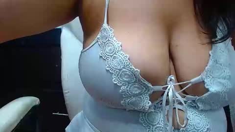 Snapshot of bella_lady_1_ chatting on December 28, 9:51 pm lady online show from December 28, 9:51 pm