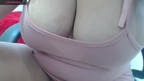Snapshot of bella_lady_1_ chatting on September 28, 12:32 pm lady online show from September 28, 12:32 pm
