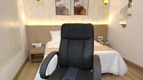 bella_millers online show from April 1, 6:49 pm