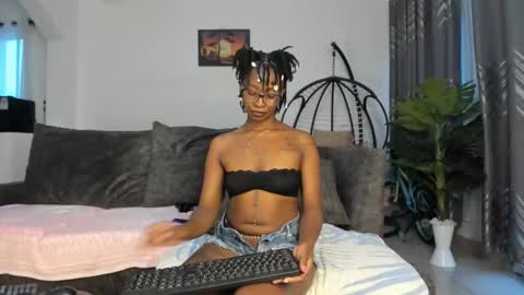 Bella sweetpea online show from May 3, 6:06 am