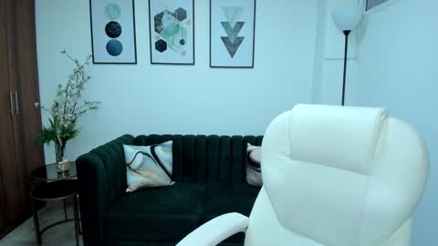  Bella Hadid  online show from January 9, 11:25 am