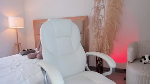 Bella Mia online show from January 4, 1:10 pm
