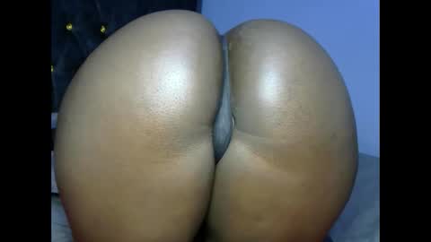 Snapshot of big_black_bootyy chatting on October 27, 12:01 pm bbw online show from October 27, 12:01 pm