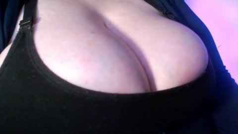 bigbittiesandfun online show from May 17, 5:28 am